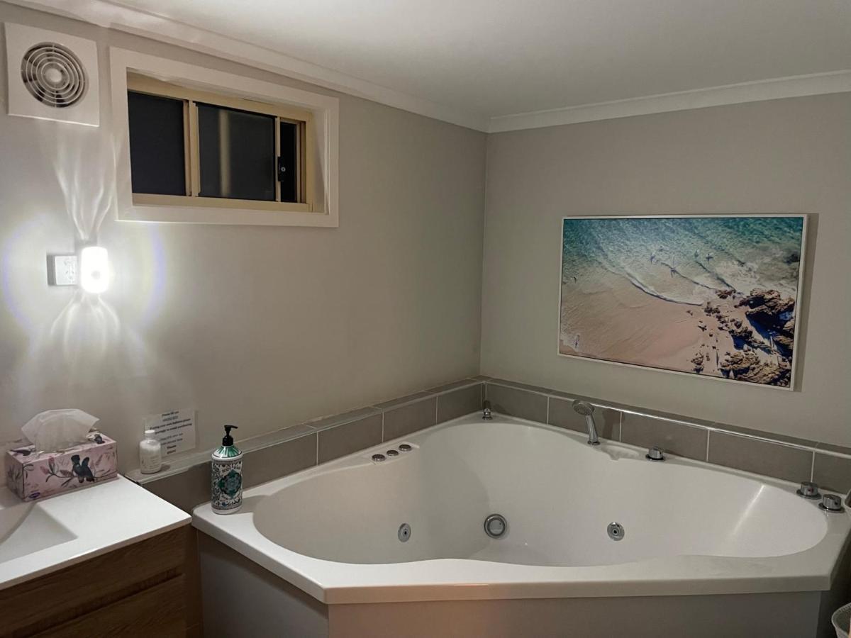 Churchill'S B&B Twin Spa Getaway Studio สวอนซี ภายนอก รูปภาพ