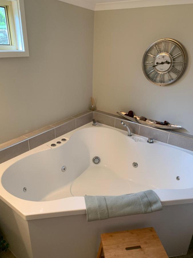 Churchill'S B&B Twin Spa Getaway Studio สวอนซี ภายนอก รูปภาพ